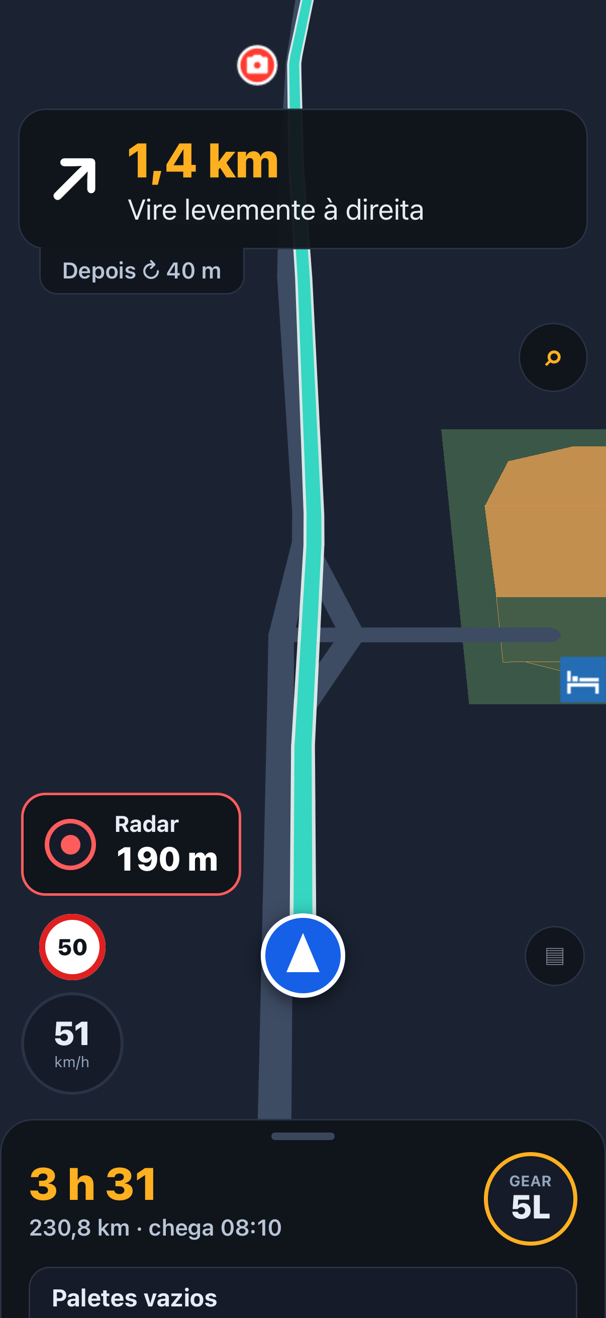 Copiloto GPS no celular: rota traçada no mapa, a próxima manobra a 1,4 km, aviso de radar a 190 m, velocímetro, o limite da via e o tempo restante da viagem
