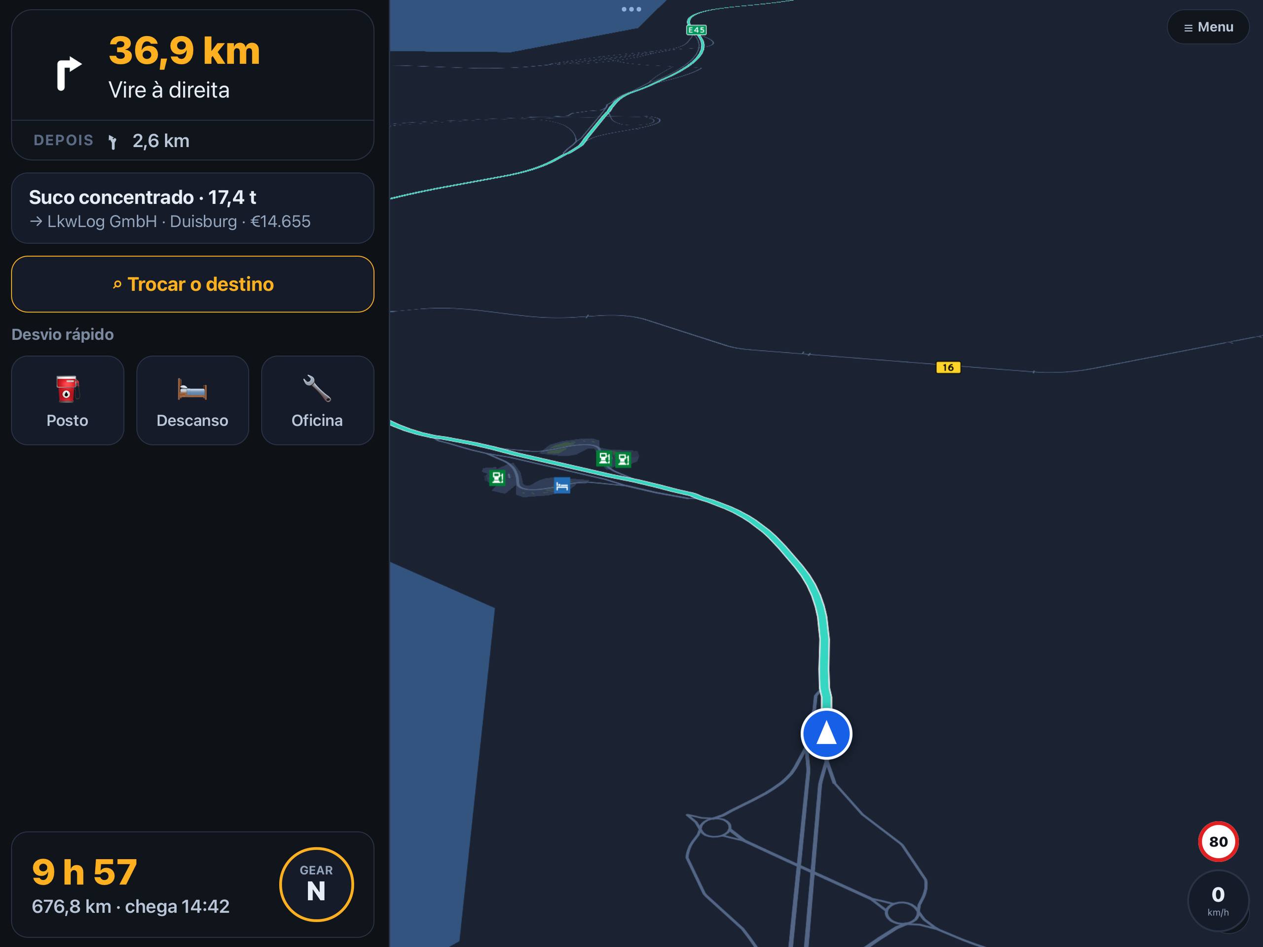 O Copiloto GPS em tela larga: o mapa ocupando quase tudo, a próxima manobra a 36,9 km numa coluna à esquerda, os atalhos de posto, descanso e oficina, e o tempo restante da viagem no rodapé